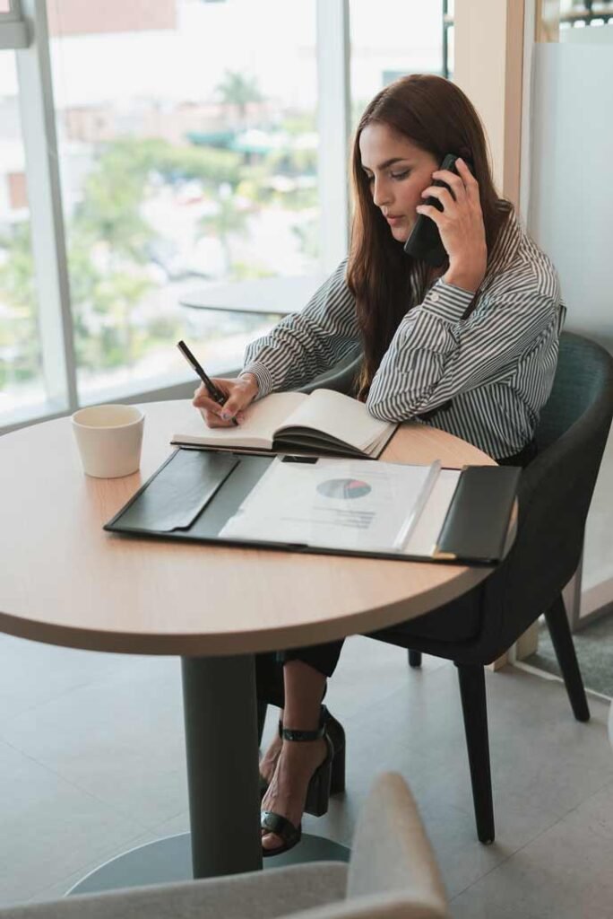 trabajando en el despacho contable